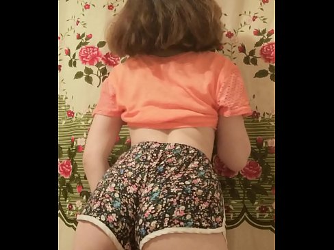 ❤️ Una ghjovana sexy si spoglia i pantaloncini davanti à a camera Porno à co.pornokey.ru