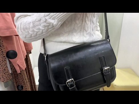 ❤️ Masturbazione publica di a ghjovana cagna FeralBerry cù un dildo in a sala di prove Porno à co.pornokey.ru
