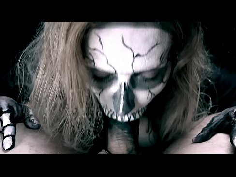 ❤️ Ragazza demonia chì succhia u cazzo cù a so bocca nera è ingoia cum. Porno à co.pornokey.ru